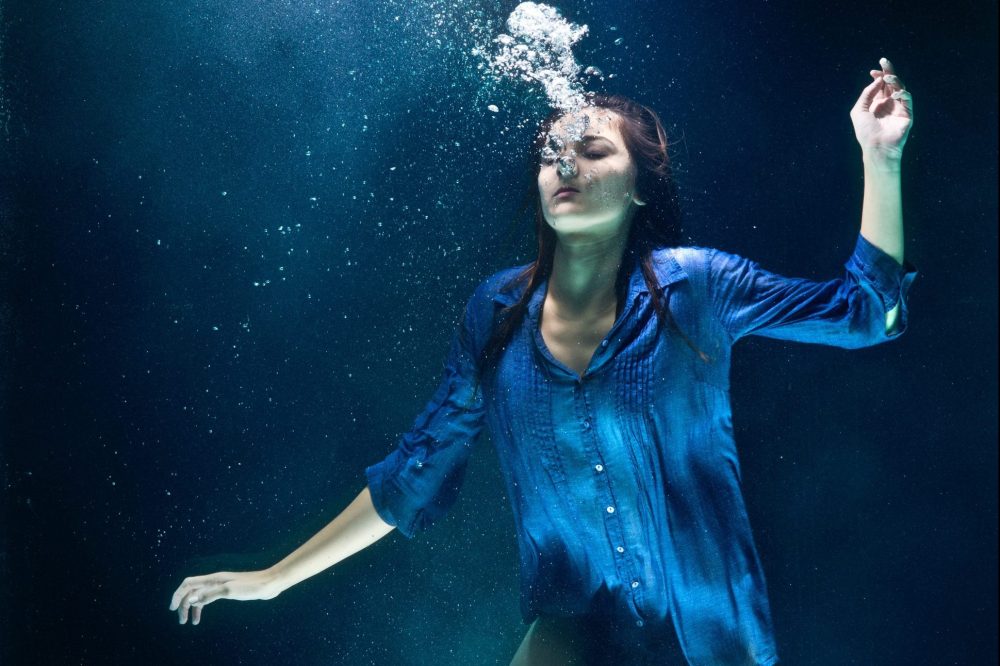 Frau unter Wasser